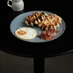 Waffle de pandebono con tocineta y huevo